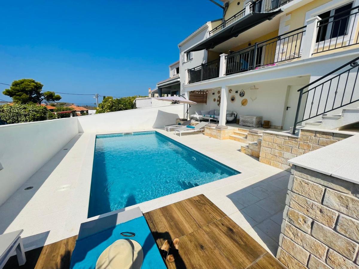 Villa Lemony Maslinica Exterior photo